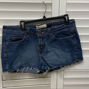 medium wash frayed hem denim shorts